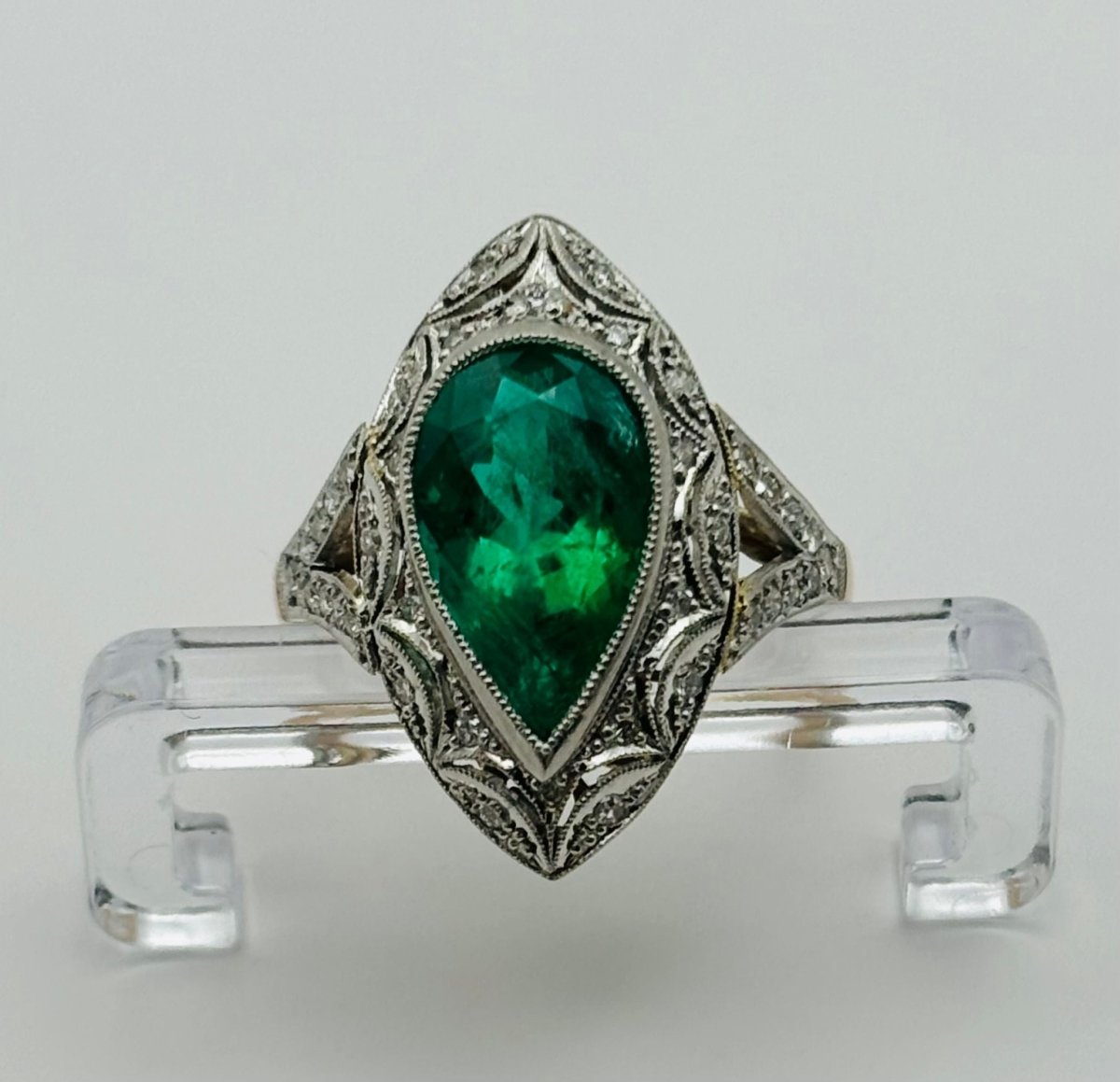 ANILLO DE ORO BLANCO Y PLATINO, ESMERALDA NATURAL TALLA PERA CON DIAMANTES QUE RODEAN LA ESTRUCTURA - Castafiore