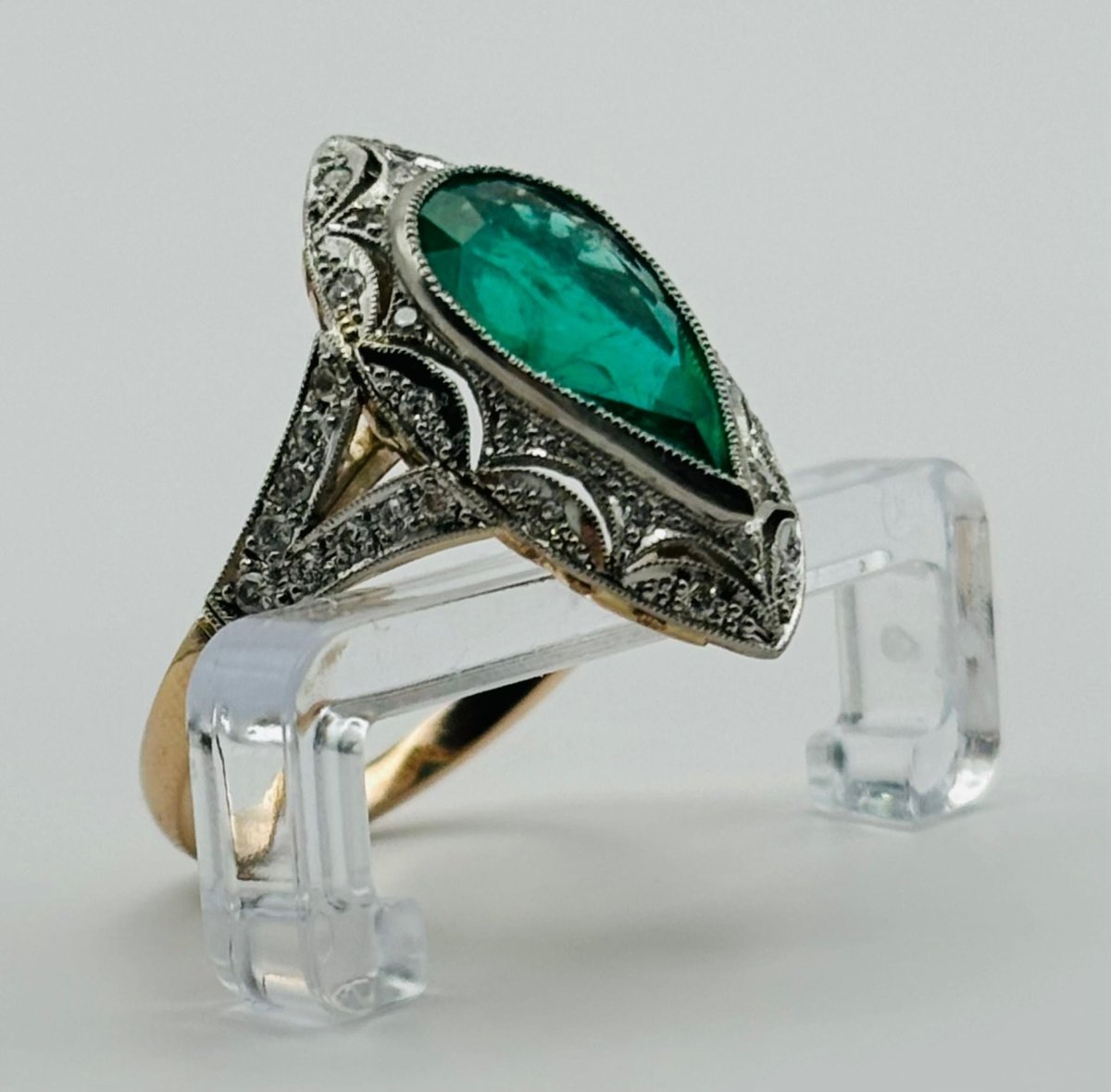 ANILLO DE ORO BLANCO Y PLATINO, ESMERALDA NATURAL TALLA PERA CON DIAMANTES QUE RODEAN LA ESTRUCTURA - Castafiore