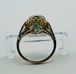 ANILLO DE ORO BLANCO Y PLATINO, ESMERALDA NATURAL TALLA PERA CON DIAMANTES QUE RODEAN LA ESTRUCTURA - Castafiore