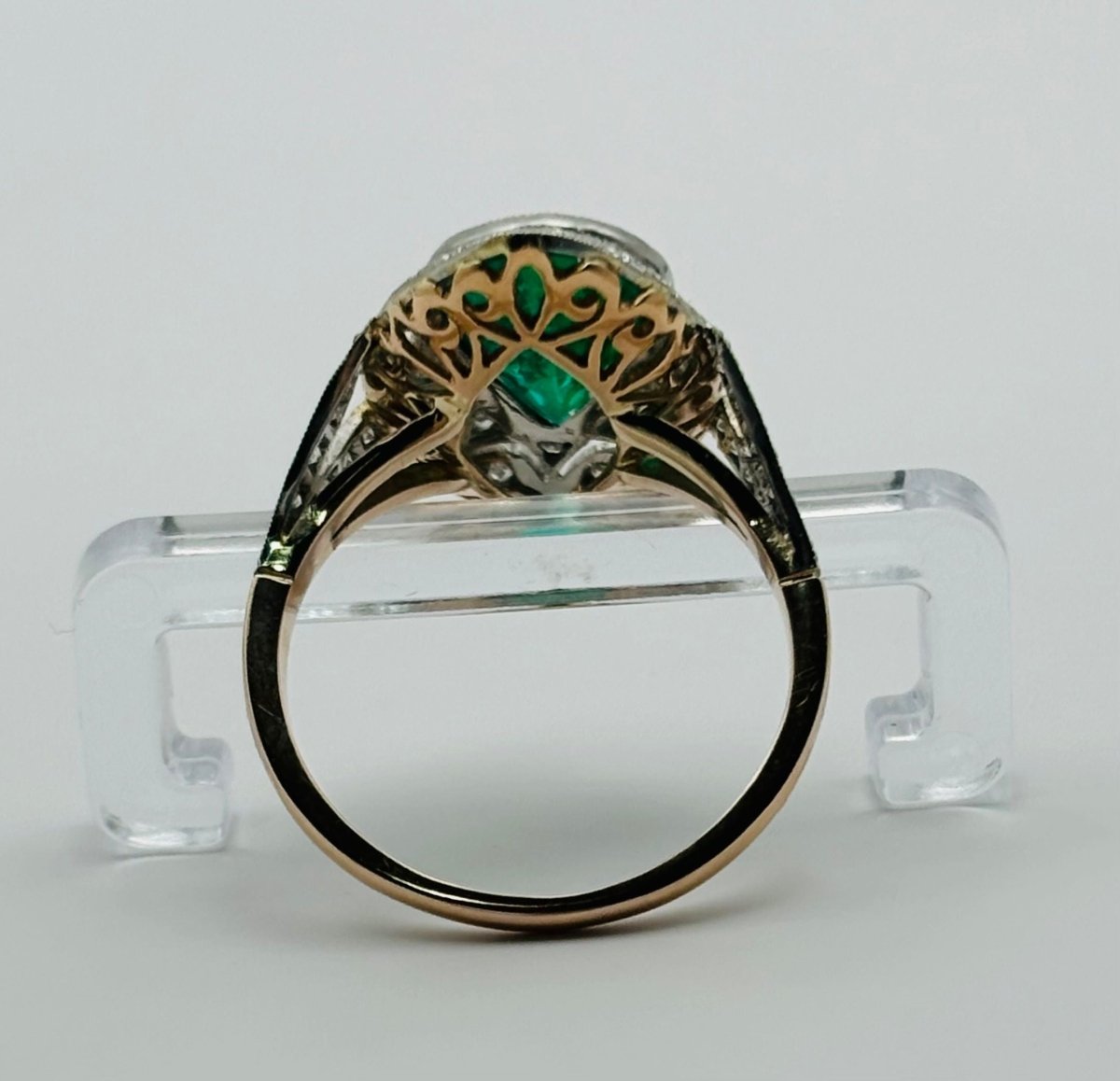 ANILLO DE ORO BLANCO Y PLATINO, ESMERALDA NATURAL TALLA PERA CON DIAMANTES QUE RODEAN LA ESTRUCTURA - Castafiore