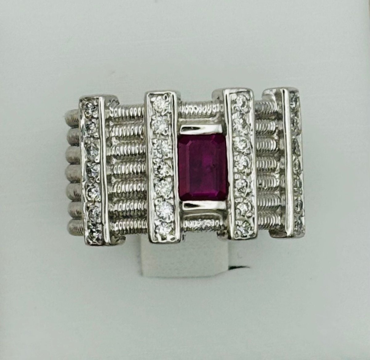 ANILLO DE ORO CON RUBÍ Y DIAMANTES - Castafiore