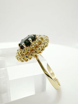 ANILLO DE ZAFIRO AZUL OSCURO CON HALO DE DIAMANTES EN ORO AMARILLO - Castafiore