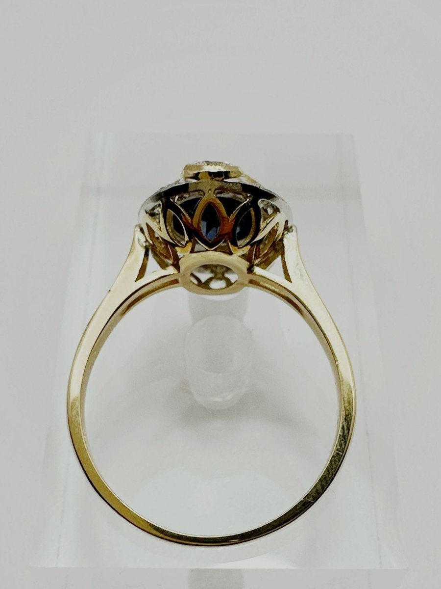 ANILLO DE ZAFIRO AZUL Y DIAMANTES EN ORO AMARILLO CON VISTAS EN PLATINO - Castafiore