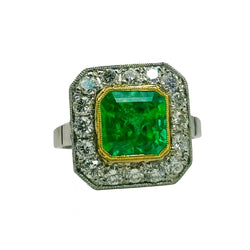 ANILLO DISEÑO VINTAGE EN PLATINO CON ESMERALDA CENTRAL Y HALO DE DIAMANTES - Castafiore