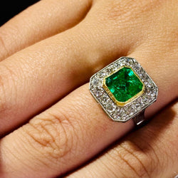 ANILLO DISEÑO VINTAGE EN PLATINO CON ESMERALDA CENTRAL Y HALO DE DIAMANTES - Castafiore