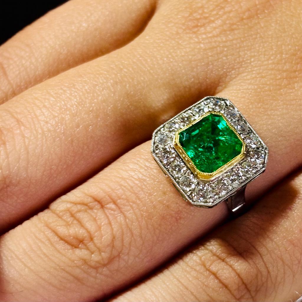 ANILLO DISEÑO VINTAGE EN PLATINO CON ESMERALDA CENTRAL Y HALO DE DIAMANTES - Castafiore