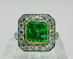 ANILLO DISEÑO VINTAGE EN PLATINO CON ESMERALDA CENTRAL Y HALO DE DIAMANTES - Castafiore