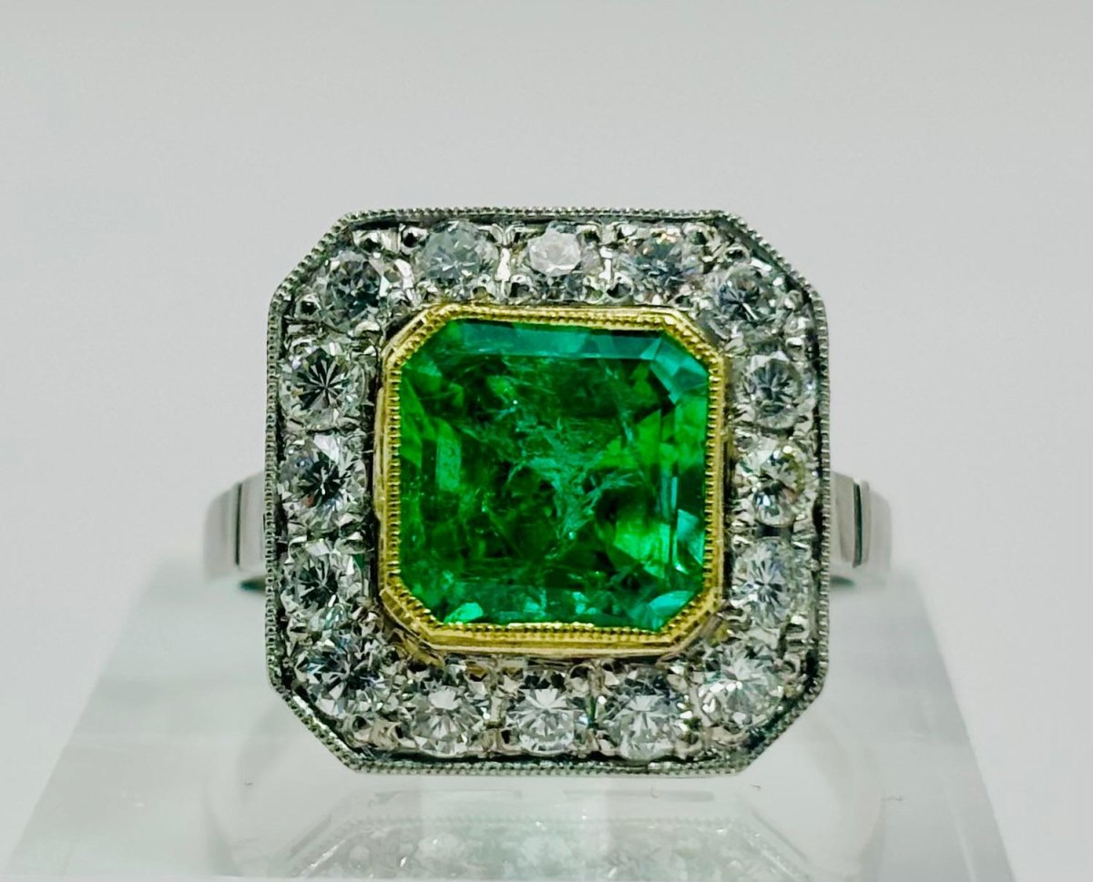 ANILLO DISEÑO VINTAGE EN PLATINO CON ESMERALDA CENTRAL Y HALO DE DIAMANTES - Castafiore