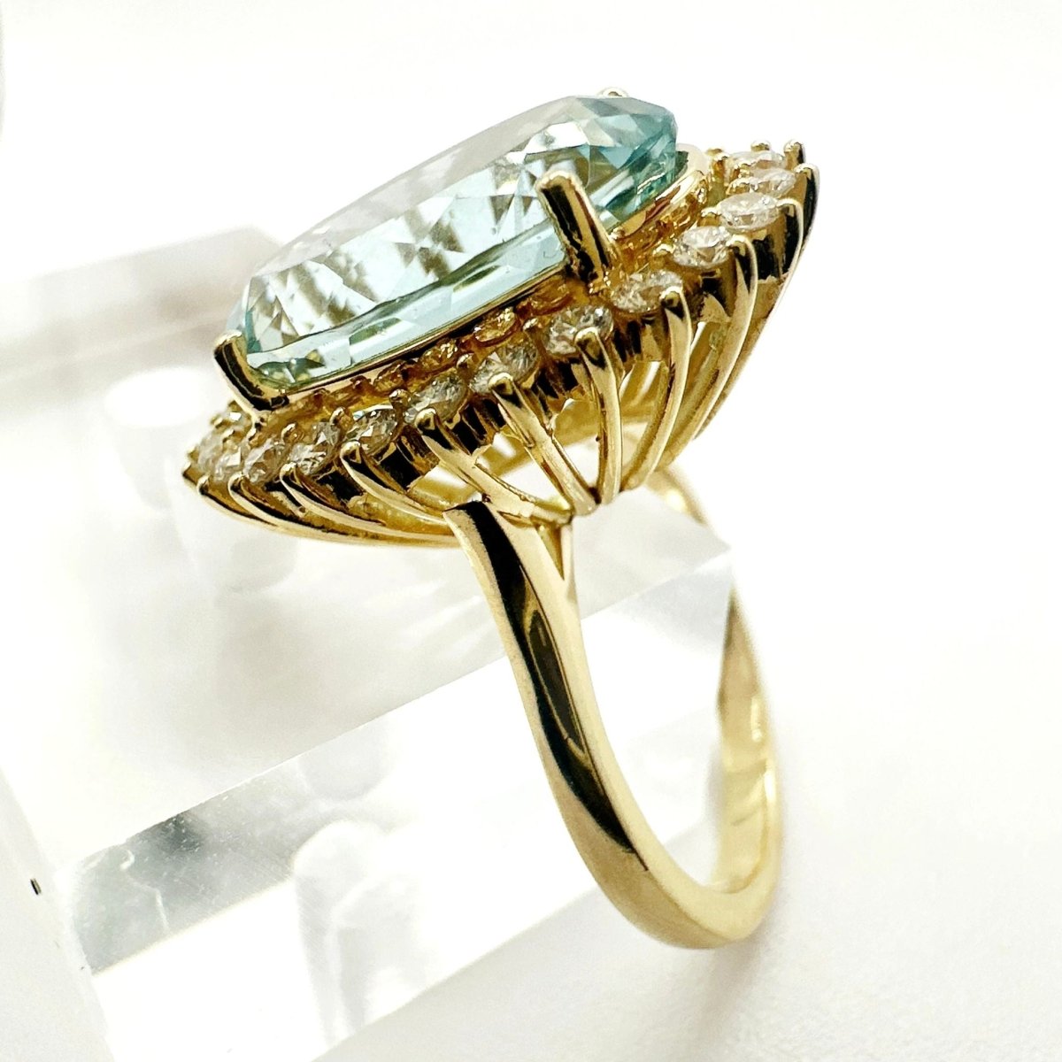 ANILLO EN ORO AMARILLO DE ALTA JOYERIA CON AGUA MARINA Y HALO DE DIAMANTES - Castafiore