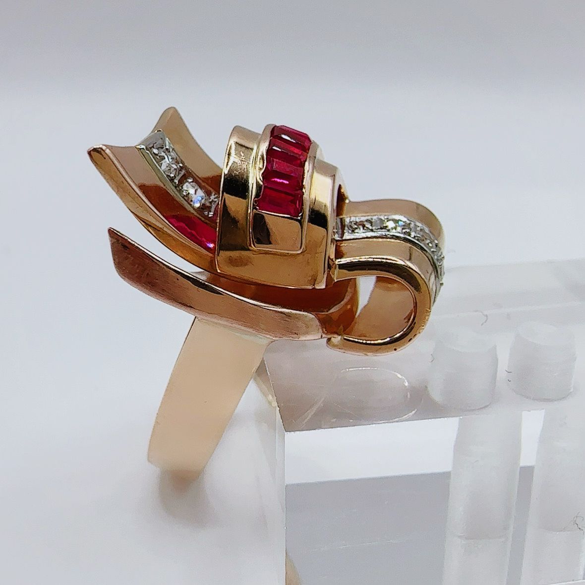 ANILLO EN ORO AMARILLO ESTILO CHAVALLIER, CON RUBIES Y DIAMANTES - Castafiore