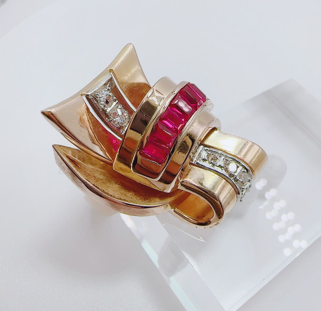 ANILLO EN ORO AMARILLO ESTILO CHAVALLIER, CON RUBIES Y DIAMANTES - Castafiore