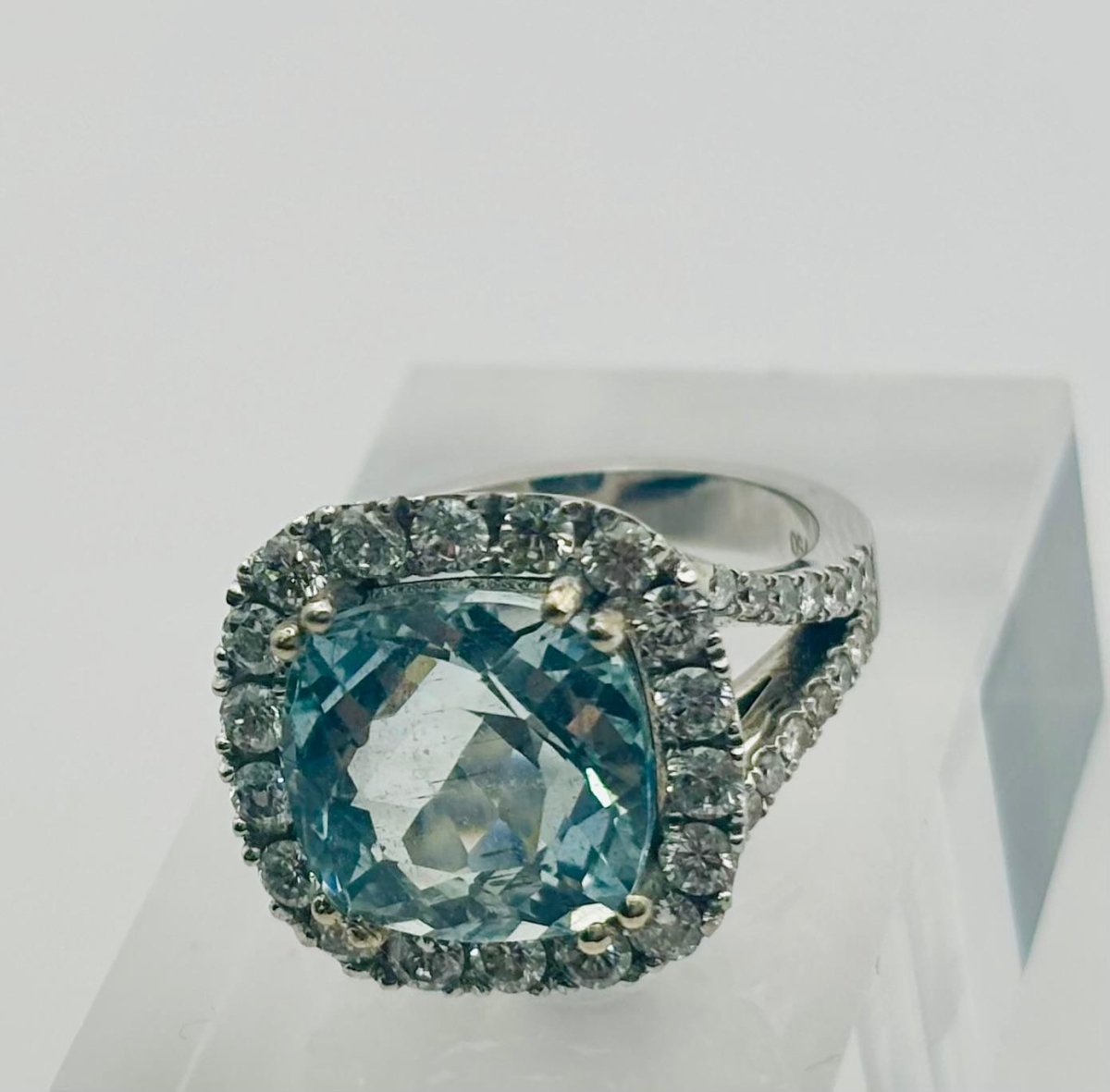 ANILLO EN ORO BLANCO CON AGUAMARINA CENTRAL Y HALO DE DIAMANTES - Castafiore