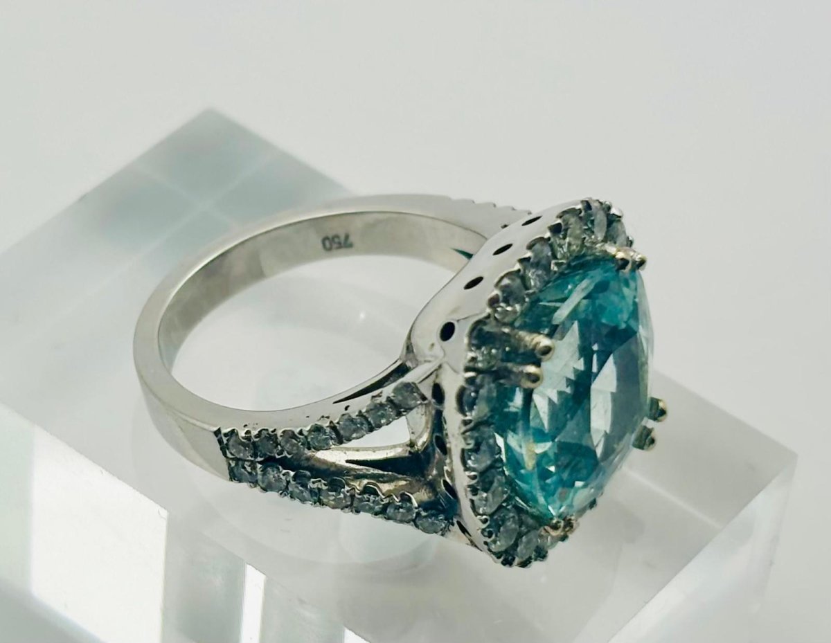 ANILLO EN ORO BLANCO CON AGUAMARINA CENTRAL Y HALO DE DIAMANTES - Castafiore