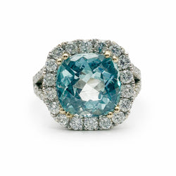 ANILLO EN ORO BLANCO CON AGUAMARINA CENTRAL Y HALO DE DIAMANTES - Castafiore