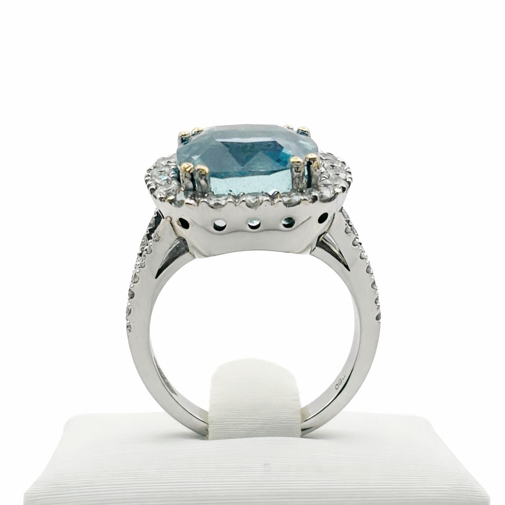 ANILLO EN ORO BLANCO CON AGUAMARINA CENTRAL Y HALO DE DIAMANTES - Castafiore
