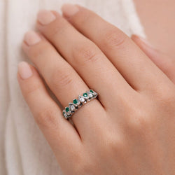 ANILLO EN ORO BLANCO CON ESMERALDAS Y DIAMANTES - Castafiore