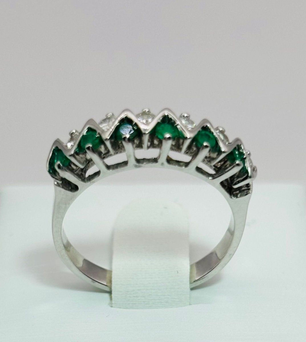 ANILLO EN ORO BLANCO CON ESMERALDAS Y DIAMANTES - Castafiore