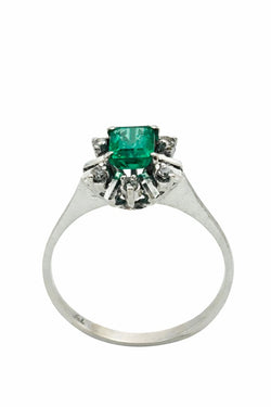 ANILLO EN ORO BLANCO, CON UNA ESMERALDA Y DIAMANTES - Castafiore