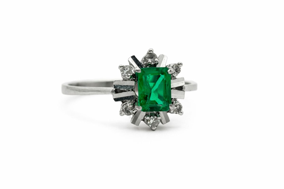 ANILLO EN ORO BLANCO, CON UNA ESMERALDA Y DIAMANTES - Castafiore