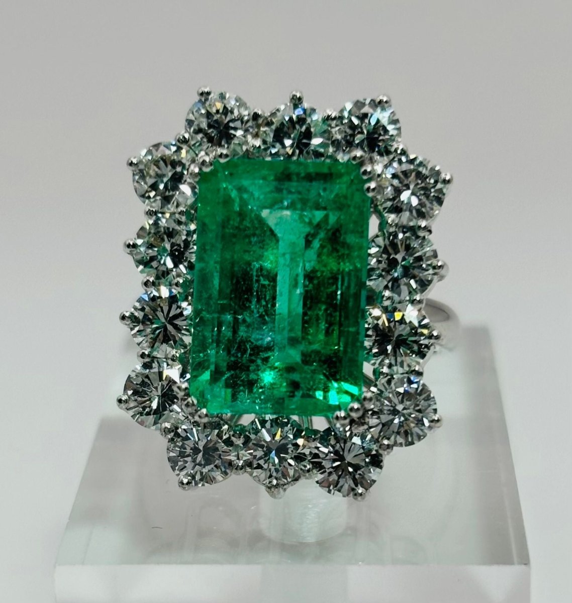 ANILLO EN ORO CON ESMERALDA CENTRAL Y DIAMANTES - Castafiore