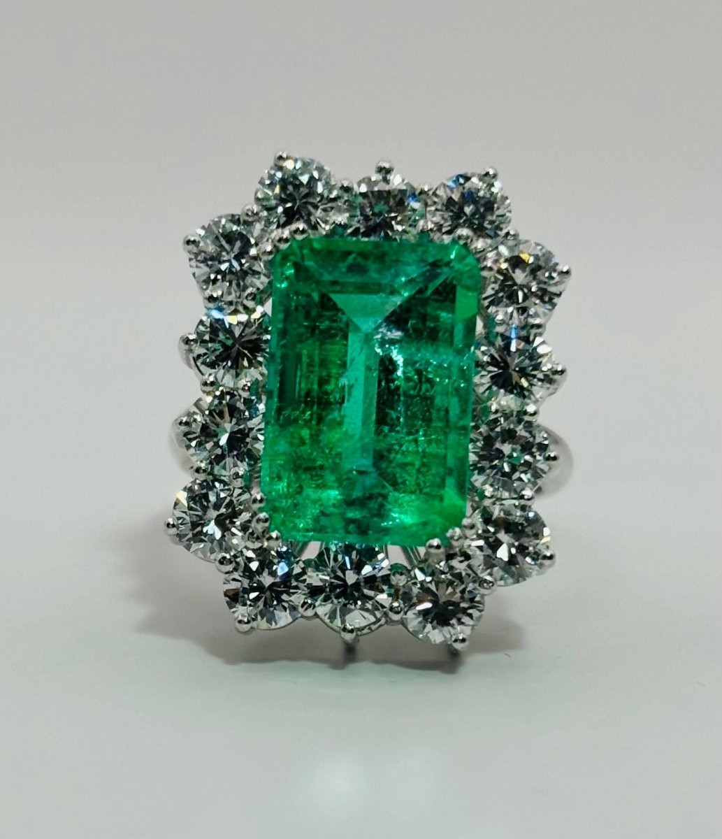 ANILLO EN ORO CON ESMERALDA CENTRAL Y DIAMANTES - Castafiore