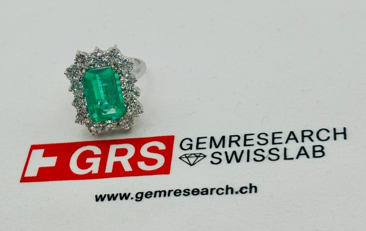 ANILLO EN ORO CON ESMERALDA CENTRAL Y DIAMANTES - Castafiore