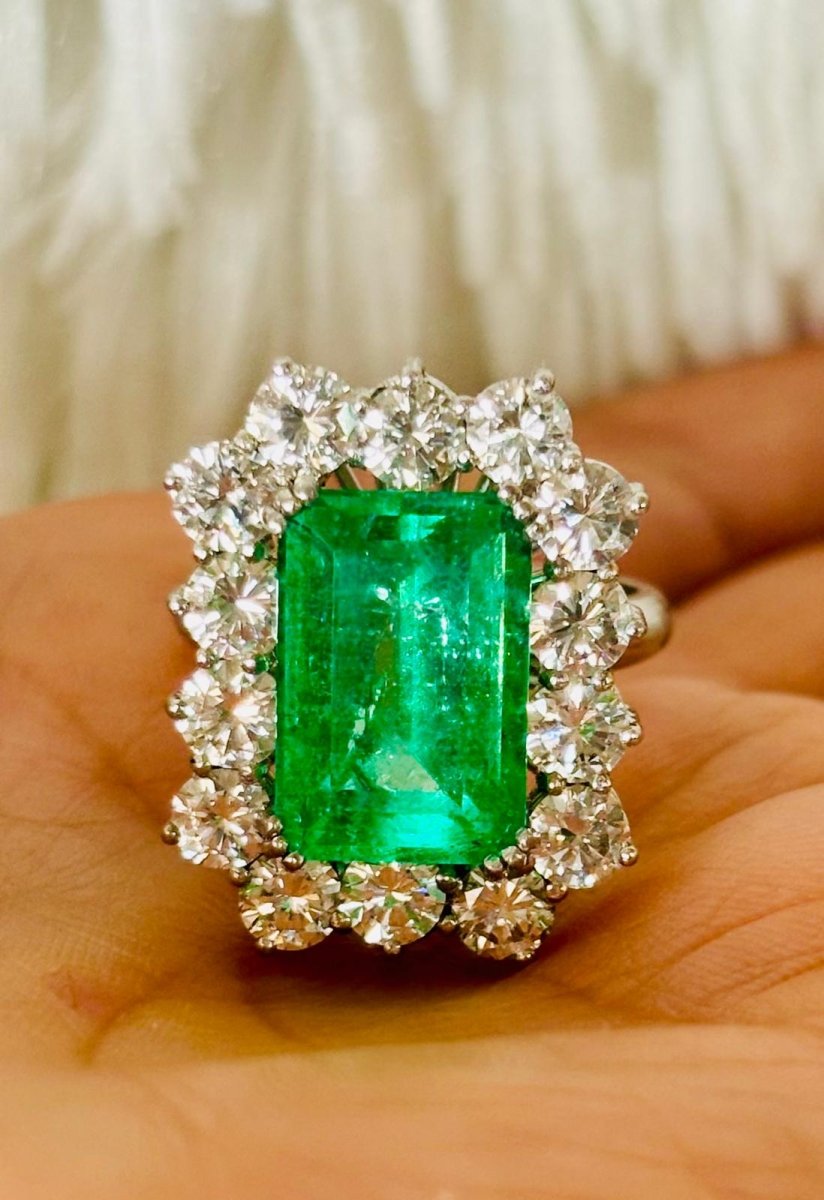 ANILLO EN ORO CON ESMERALDA CENTRAL Y DIAMANTES - Castafiore