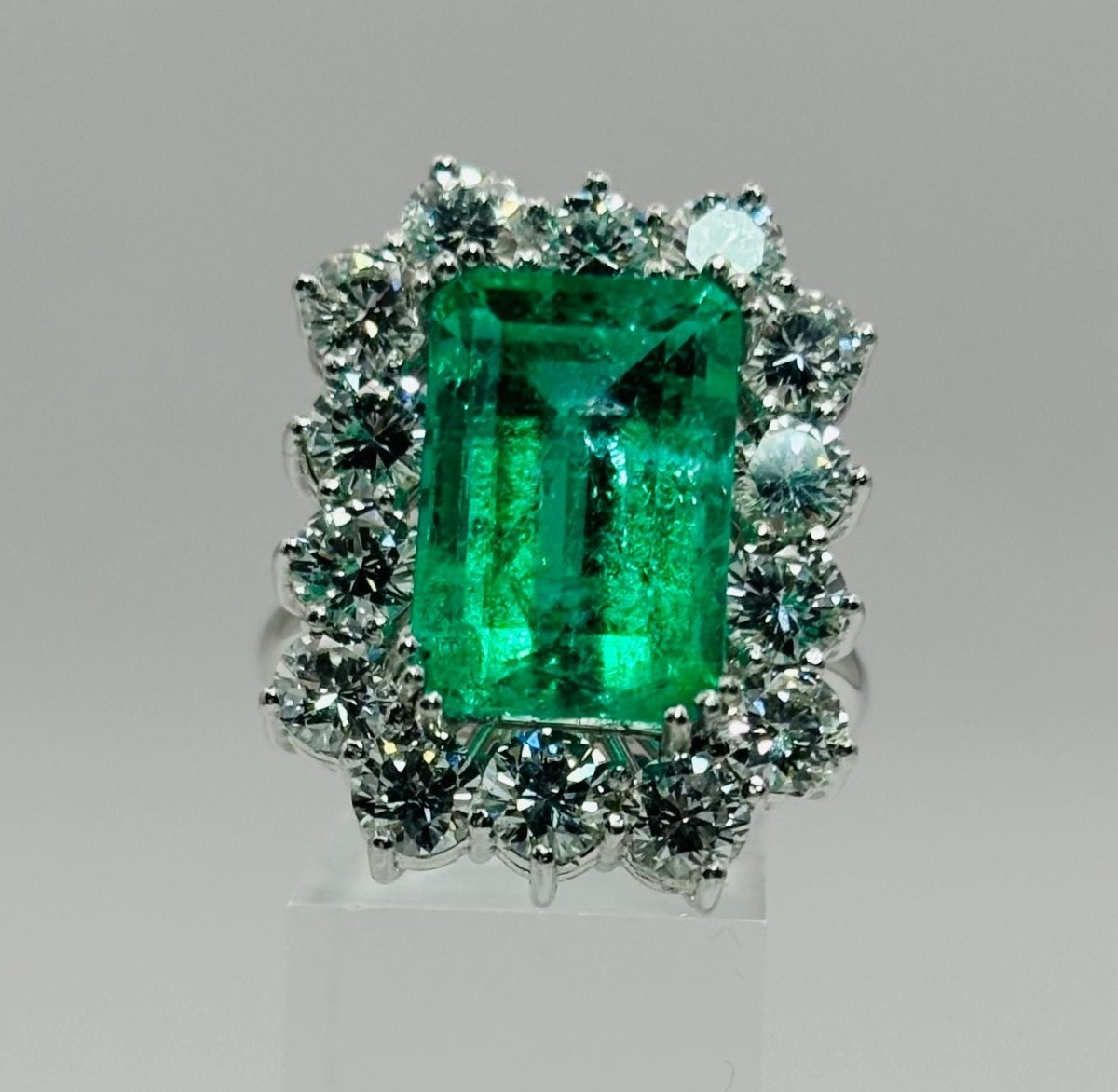 ANILLO EN ORO CON ESMERALDA CENTRAL Y DIAMANTES - Castafiore