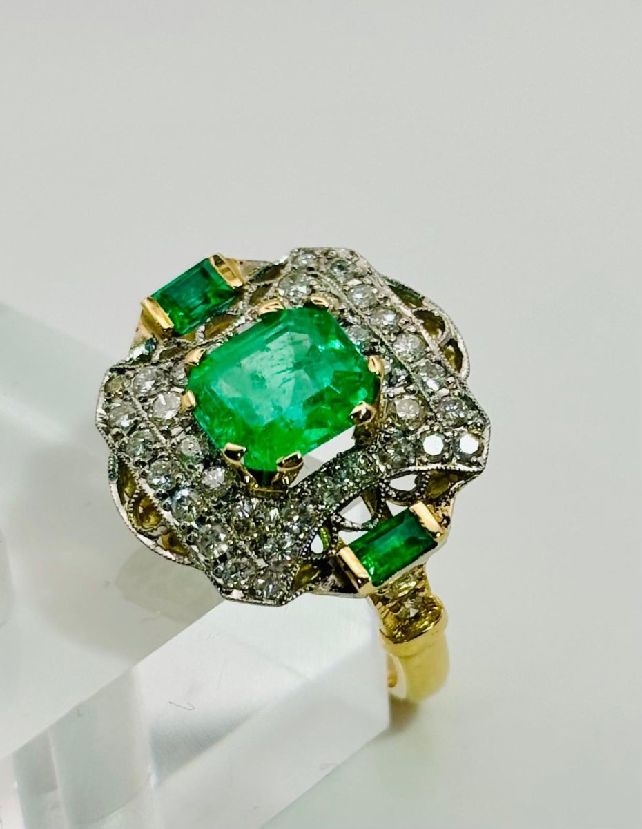 ANILLO EN ORO CON ESMERALDAS Y DIAMANTES - Castafiore