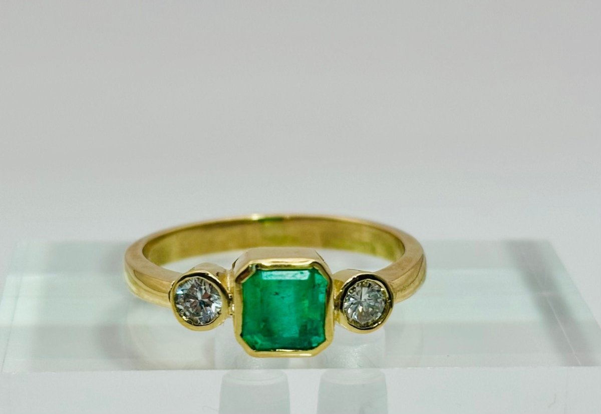 ANILLO EN ORO CON UNA ESMERALDA Y DIAMANTES - Castafiore
