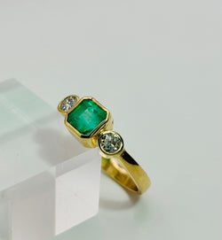 ANILLO EN ORO CON UNA ESMERALDA Y DIAMANTES - Castafiore