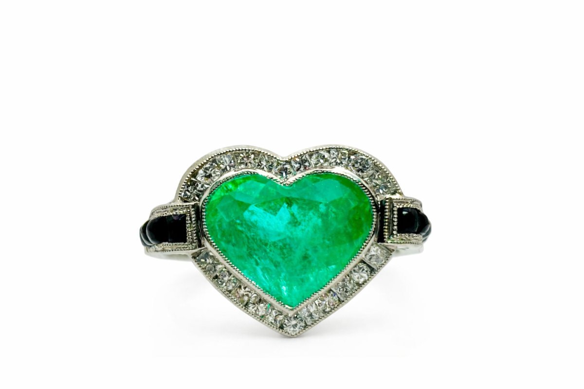 ANILLO EN ORO CON UNA ESMERALDA,DIAMANTES Y ONIX.