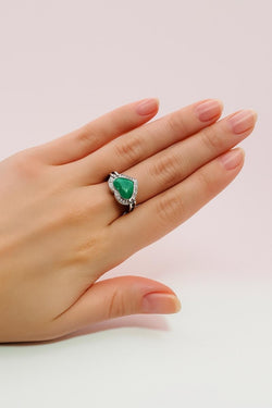 ANILLO EN ORO CON UNA ESMERALDA,DIAMANTES Y ONIX.