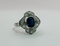 ANILLO EN PLATINO CON UN ZAFIRO CENTRAL Y DIAMANTES. ESTILO ART DÉCO - Castafiore