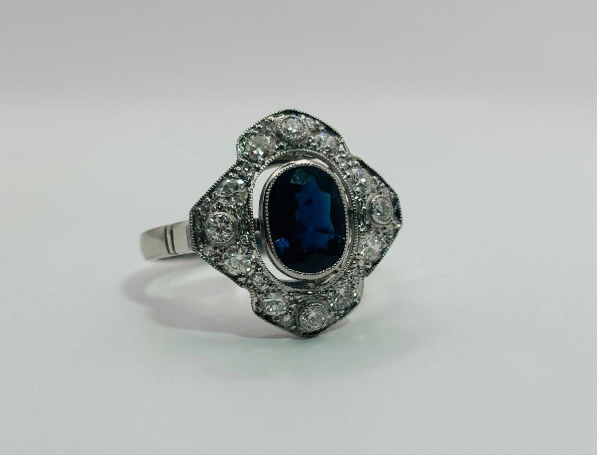 ANILLO EN PLATINO CON UN ZAFIRO CENTRAL Y DIAMANTES. ESTILO ART DÉCO - Castafiore