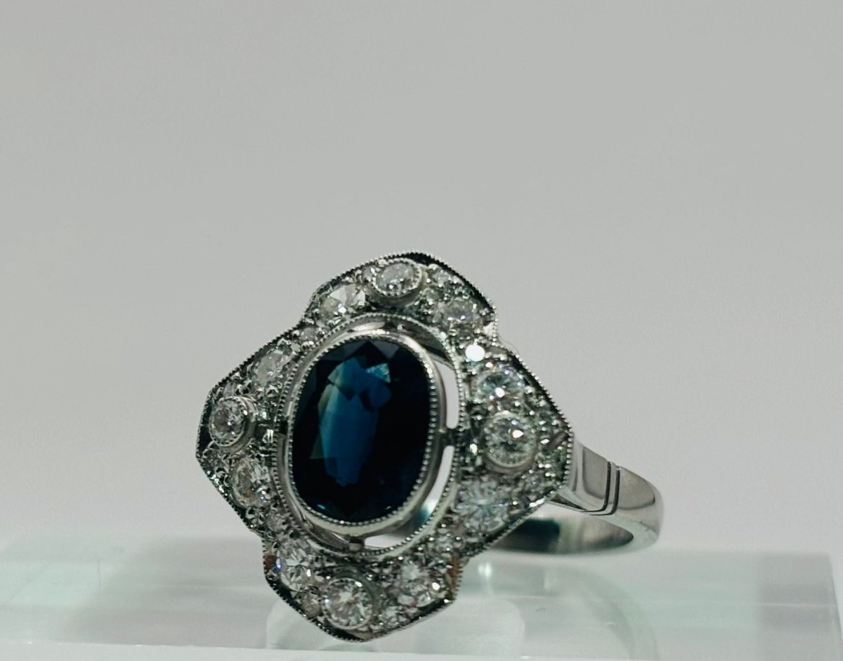 ANILLO EN PLATINO CON UN ZAFIRO CENTRAL Y DIAMANTES. ESTILO ART DÉCO - Castafiore