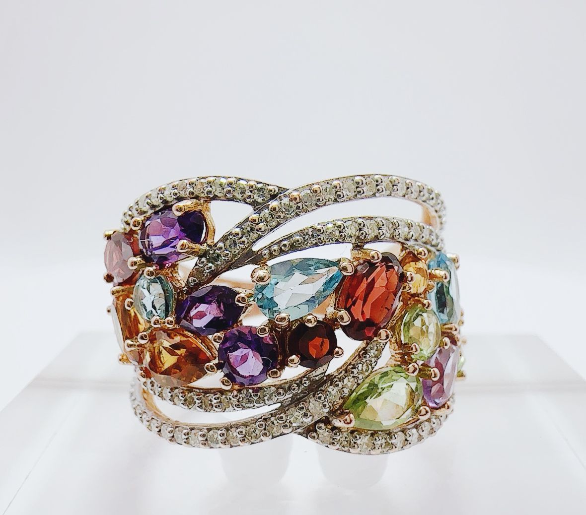 ANILLO TUTTI FRUTTI CON VARIEDAD DE GEMAS, TOPACIOS GRANATES, PERIDOTOS, AMATISTAS Y DIAMANTES - Castafiore