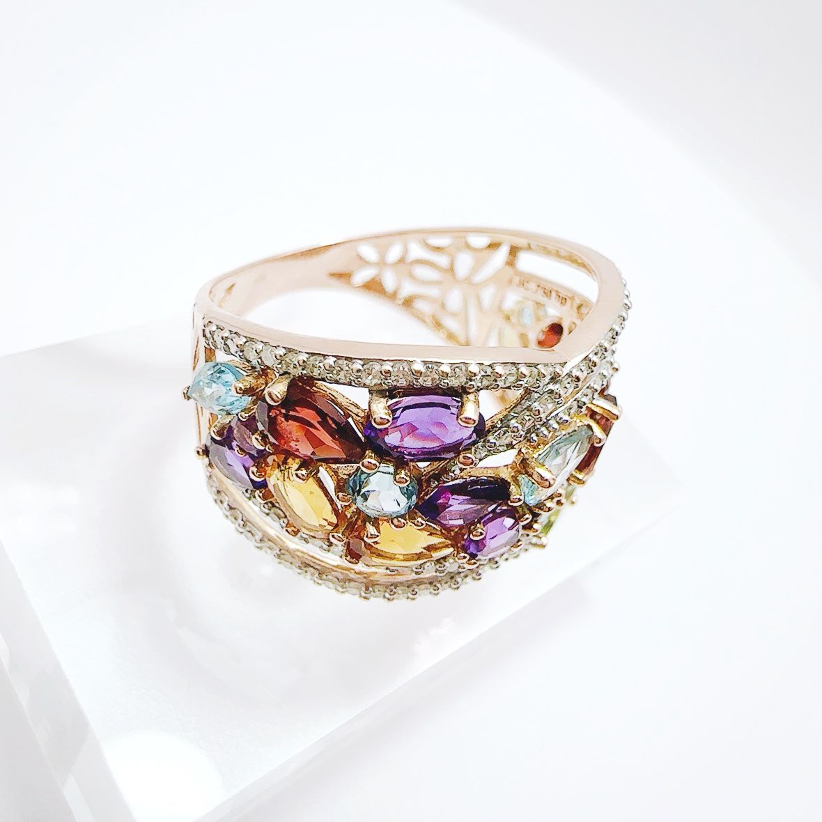 ANILLO TUTTI FRUTTI CON VARIEDAD DE GEMAS, TOPACIOS GRANATES, PERIDOTOS, AMATISTAS Y DIAMANTES - Castafiore