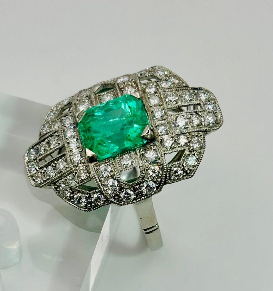 ANILLO VINGATE EN PLATINO CON ESMERALDA Y DIAMANTES - Castafiore