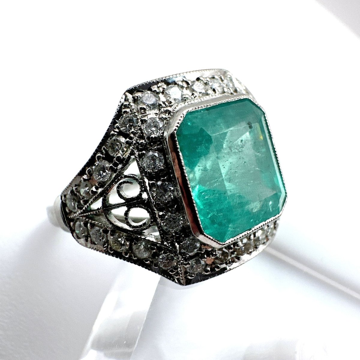 ANILLO VINTAGE EN PLATINO CON DIAMANTES Y ESMERALDA - Castafiore