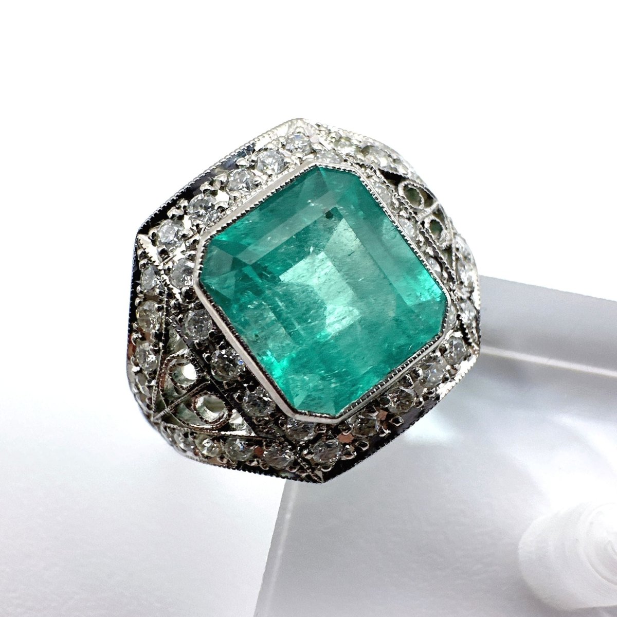 ANILLO VINTAGE EN PLATINO CON DIAMANTES Y ESMERALDA - Castafiore