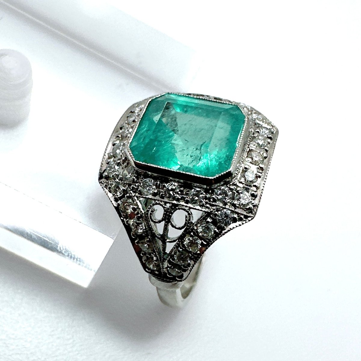 ANILLO VINTAGE EN PLATINO CON DIAMANTES Y ESMERALDA - Castafiore