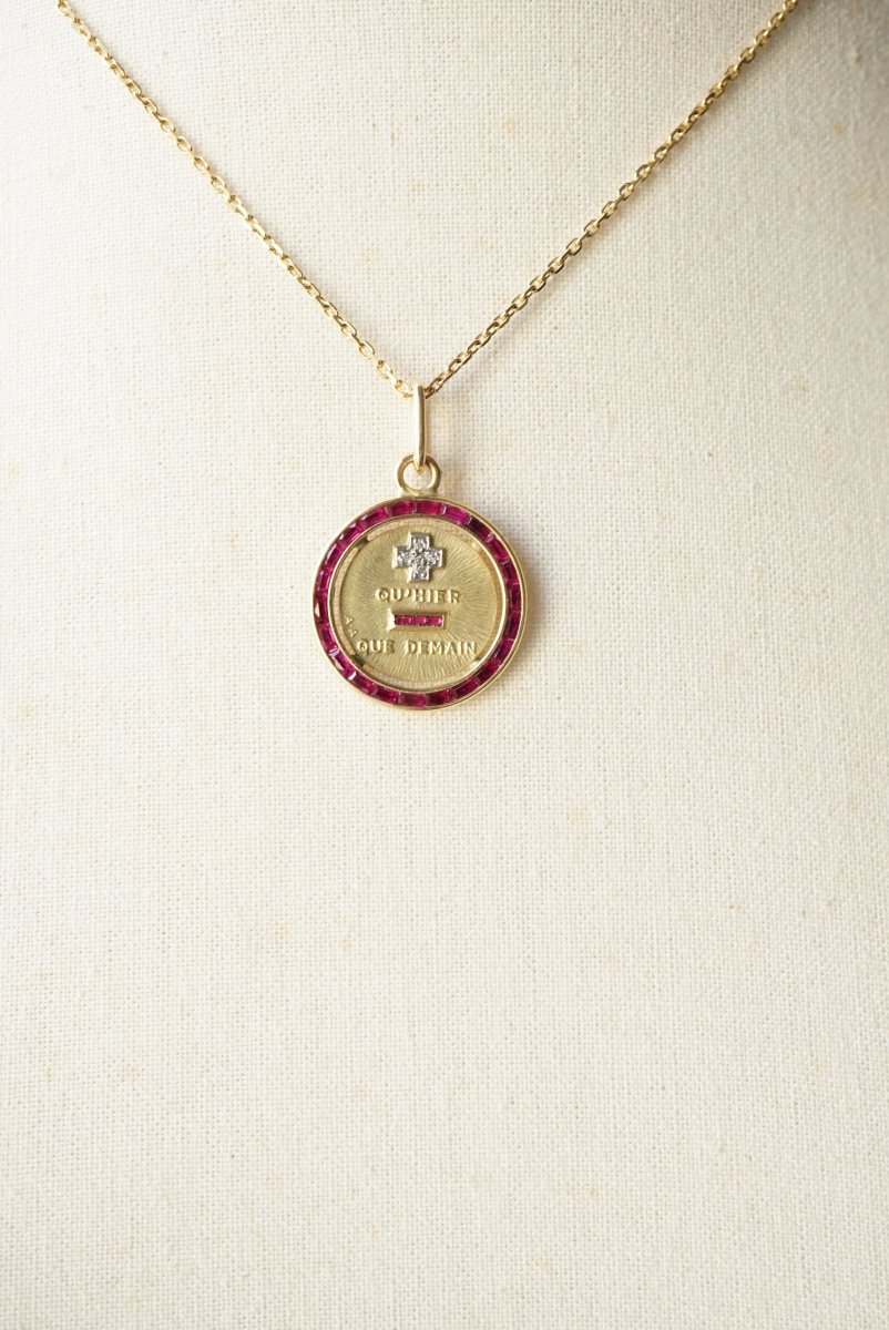Augis Médaille or rubis et diamants - Castafiore