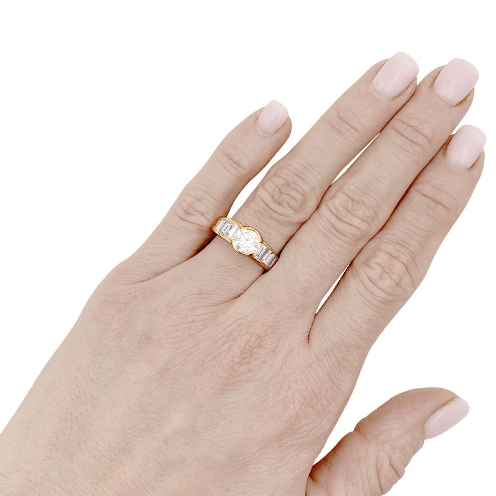 Ring yellow gold and diamonds.