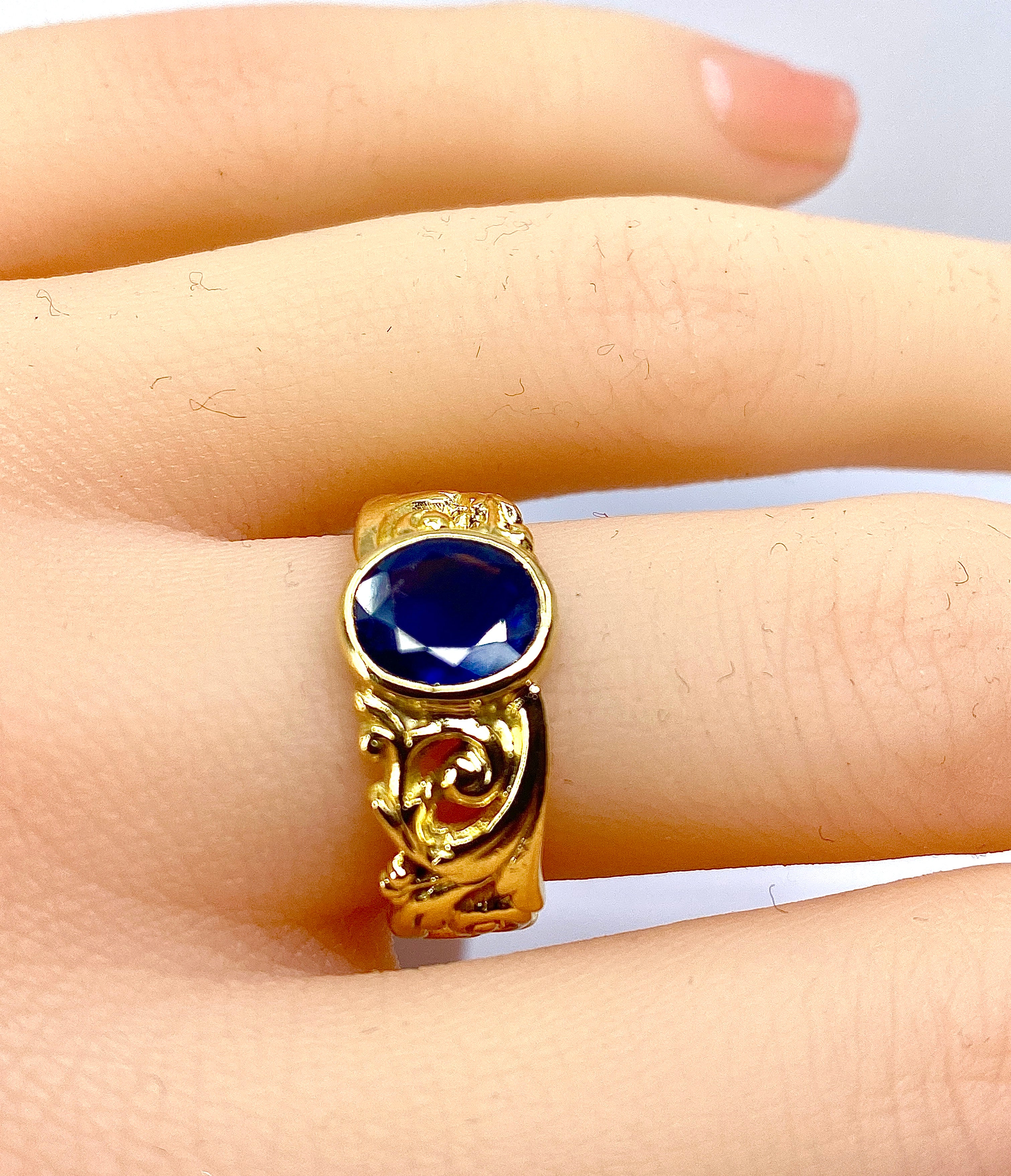 Ring in yellow gold and sapphire