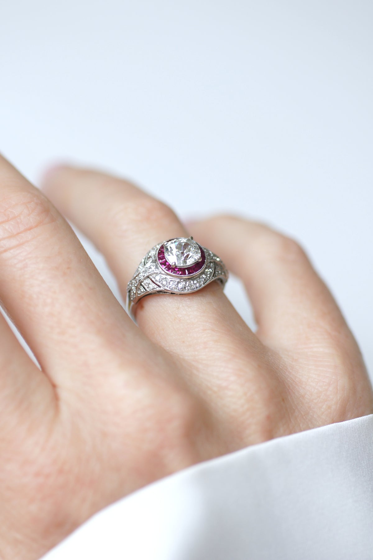 Bague Dôme en platine, rubis et diamants
