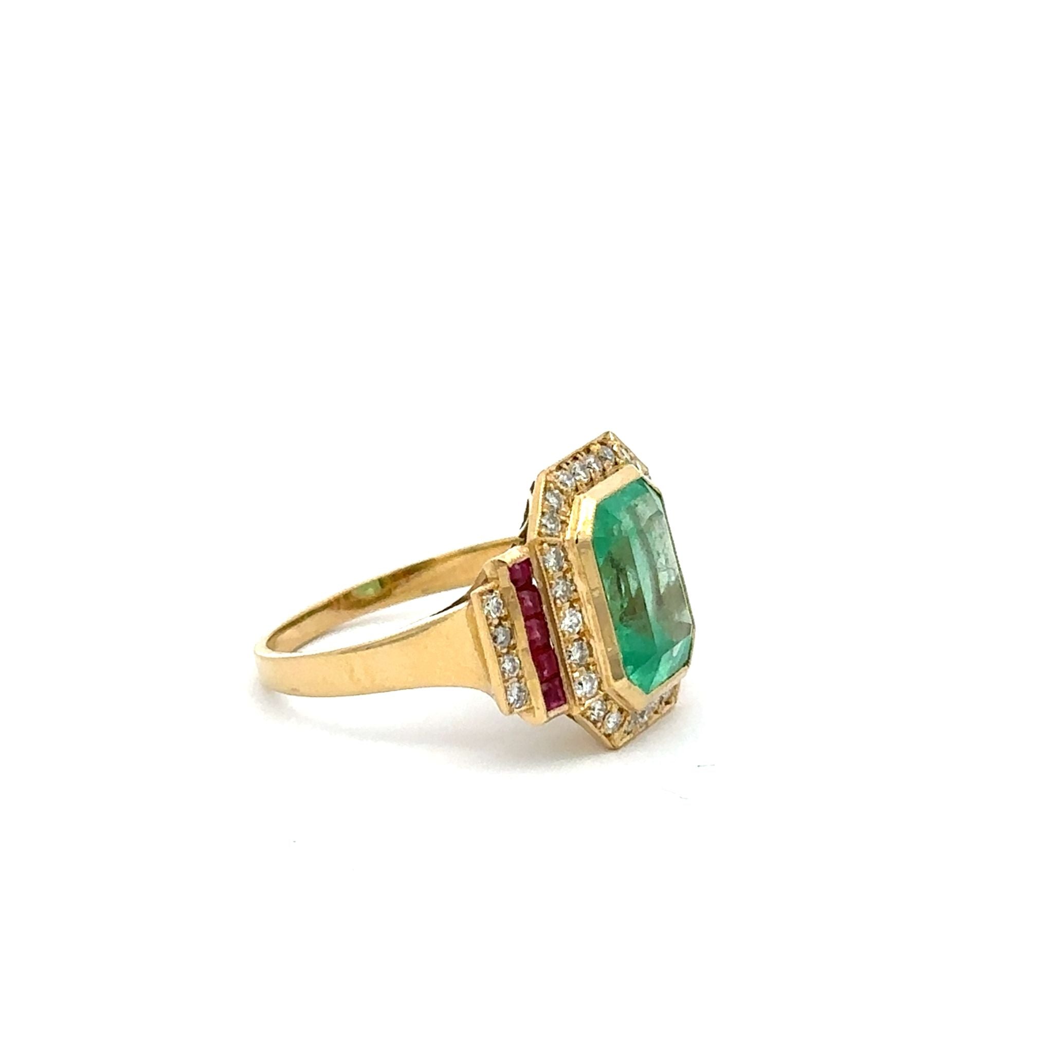 Bague Entourage en or jaune, émeraude, rubis et diamants