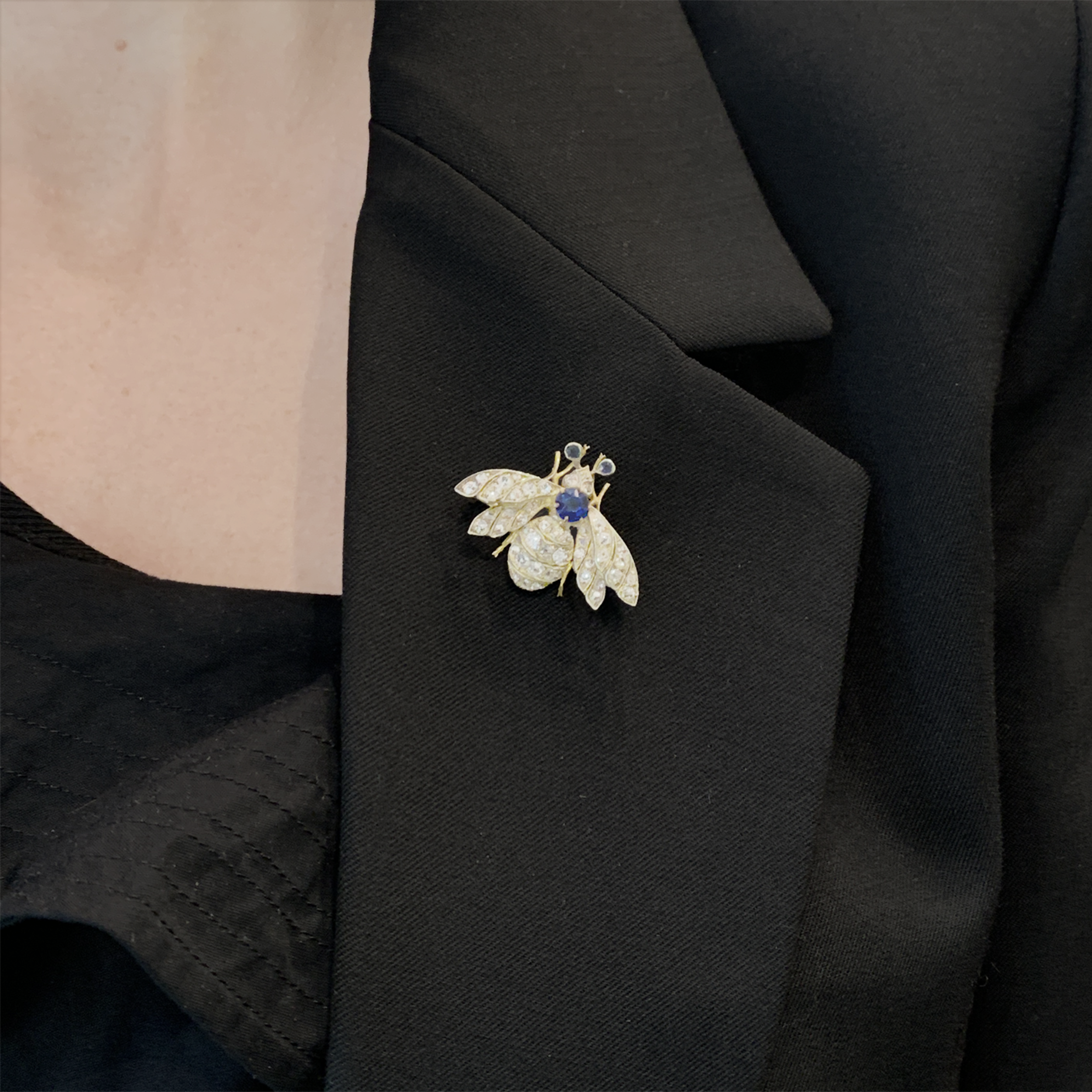 Broche ancienne "Abeille", or jaune, argent, saphir et diamants.