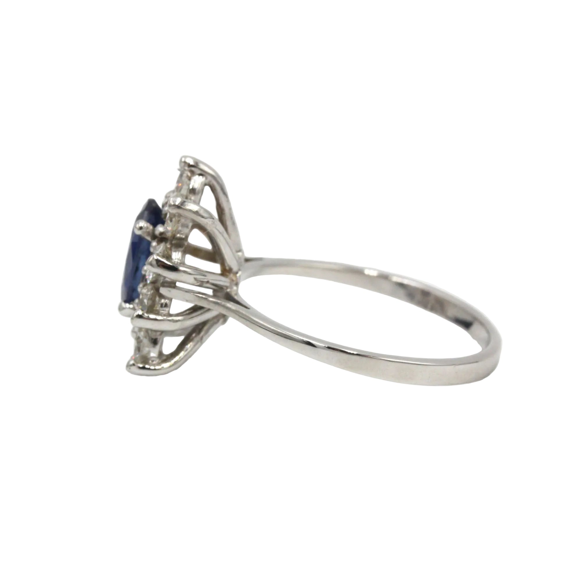 Marguerite Ring in White Gold, Sapphire, and Diamonds