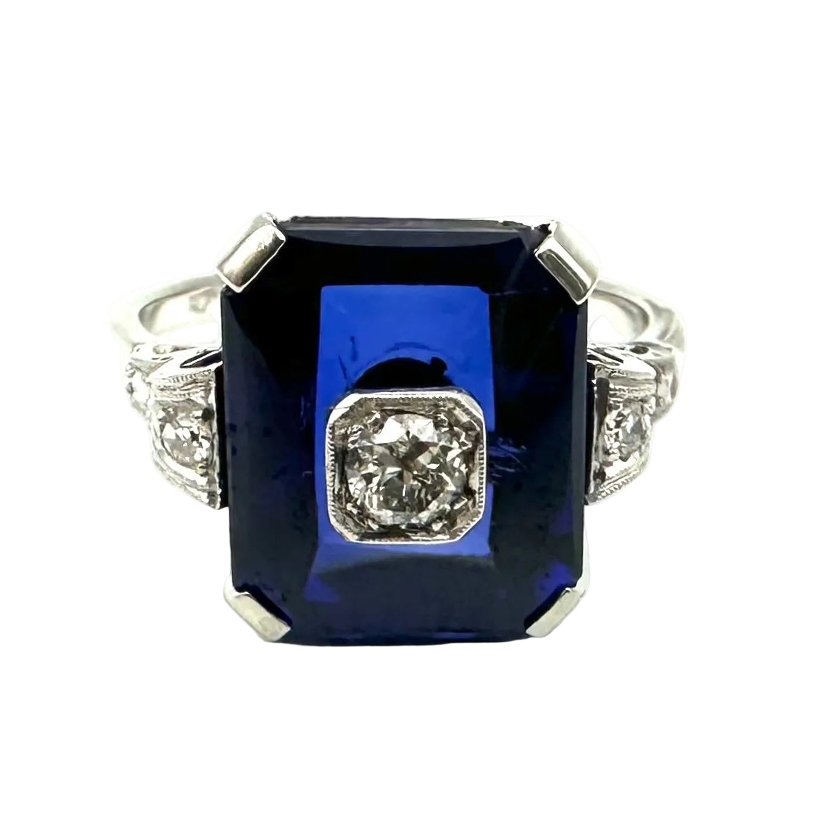 Cocktail Ring in White gold, Sapphire and Diamonds